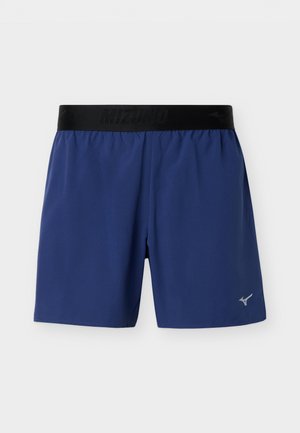 Pantaloncini sportivi blu navy con elastico in vita nero e piccolo logo grigio chiaro sulla parte inferiore della gamba sinistra.