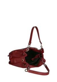 Rode leren tas met een zacht gestructureerd ontwerp, met een bovenopening, verstelbare band, zilverkleurig beslag en voering aan de binnenkant.