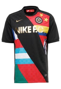 Černý dres Nike F.C. s barevnými diagonálními pruhy v červené, modré, zelené a žluté barvě, se zlatým logem a texturovanou tkaninou.