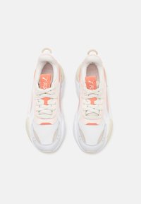 Pantofi sport albi cu accente roz, superior din plasă și sintetice, bot rotund, design cu șireturi, cu un outsole texturat și etichetă cu logo.