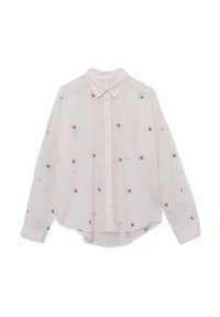 Camicia bianca con bottoni realizzata in tessuto leggero, dotata di colletto e ricami floreali blu e rossi sparsi in tutto il capo.