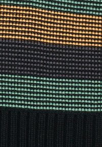 Gestrickter Stoff mit horizontalen Streifen in Türkis, Schwarz und Orange. Strukturierte Oberfläche, mit einem gerippten schwarzen Saum am unteren Rand.