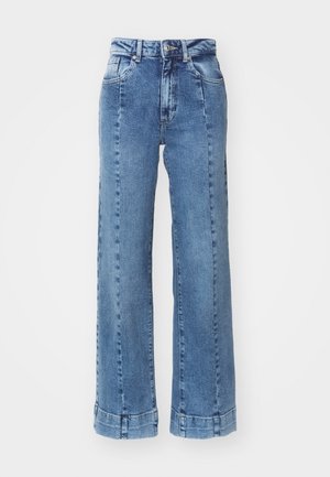 Jeans de ganga azul claro, de perna larga e cintura alta, com bolsos frontais e detalhes cosidos. A bainha está enrolada e cosida.