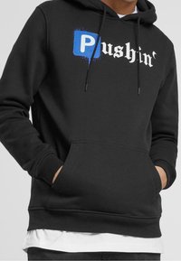 Felpa nera con cappuccio e tasca a marsupio frontale, con logo "P" blu e scritta bianca "Pushin'". Coulisse sul cappuccio, tessuto morbido.