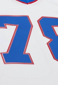Maillot de sport blanc avec le numéro 78 en bleu et une bordure rouge, mettant en valeur un tissu texturé et un design à encolure en V.