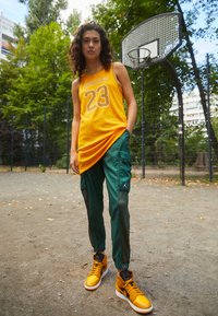 Jordan W J ESSEN UTILITY - Calças cargo - noble green