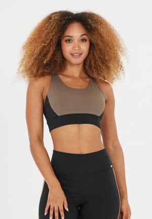 Braun und schwarz Sport-BH mit glatter Textur und U-Boot-Ausschnitt. Enthält ein breites Band und ein mehrfarbiges Muster.
