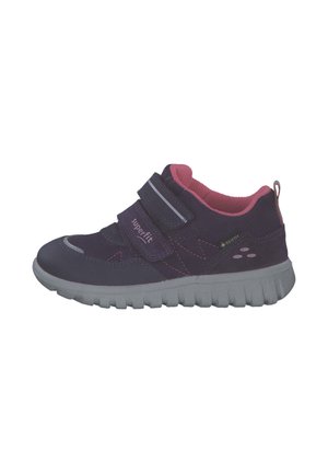 Lila und rosa Sportschuh mit strukturiertem Obermaterial, zwei Klettverschlüssen und einer grauen Gummisohle mit einem Profilmuster.