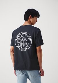 Levi's® VINTAGE FIT GRAPHIC - Nyomott mintás póló - pirate black