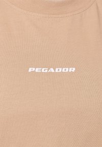 Pegador ARENDAL LOGO HEAVY OVERSIZED TEE - Apdrukāts T-krekls - washed safari sand/white