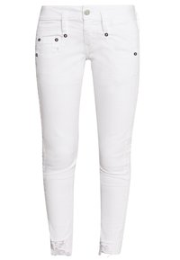 Białe wąskie dżinsy z mieszanki bawełny, z pięcioma kieszeniami. Posiadają postrzępiony dół, metalowe zapięcie oraz kontrastowe przeszycia.