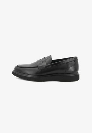 Mocassini neri in pelle con dettaglio cucito sulla tomaia e suola in gomma testurizzata, caratterizzati da un design elegante e slanciato.