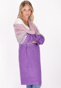 Lila stickad kofta med en rosa ombre-ärm som har ett geometriskt m�önster. Mjuk, strukturerad tyg och en lång, avslappnad passform.