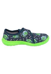Marine stoffen slipper met groene robotpatronen en muzieknoten, met een felgroene zool en contrasterende stiksels. Instapontwerp.
