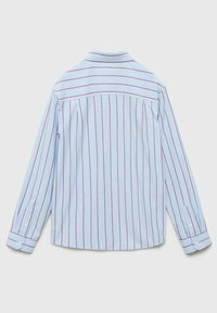 Cămașă lungă cu mâneci albastre deschise, cu dungi verticale roșii, manșete cu nasturi și guler clasic. Textură netedă și design casual.