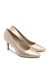 Beżowe satynowe szpilki z ostro zakończonym noskiem, niskim wycięciem i smukłą 3-calową obcasem. Wnętrze jest gładkie, z akcentem złotego logo.