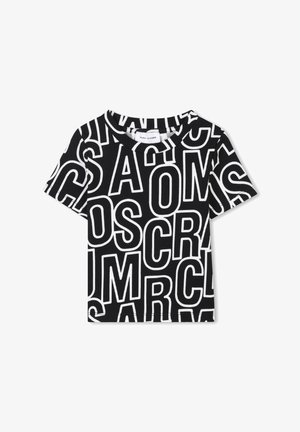 T-shirt noir à manches courtes avec un motif typographique blanc en gras. Texture côtelée, col rond et étiquette de marque au col.