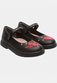 Czarne skórzane buty z okrągłym noskiem, regulowanym paskiem oraz różowymi wzorami serca i jednorożca na cholewce. Gładka faktura i płaska podeszwa.