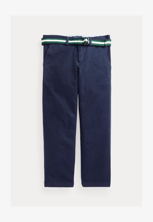 Calças de algodão azul marinho com corte reto, apresentando um cinto tecido em riscas verdes e brancas. Detalhadas com bolsos frontais.
