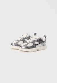 Γκρι και λευκά αθλητικά παπούτσια με διχτυωτό ύφασμα και γυαλιστερές συνθετικές επενδύσεις, μαξιλαρωμένη σόλα και κορδόνια. Διαθέτουν ένα μικρό λογότυπο στο πλάι.