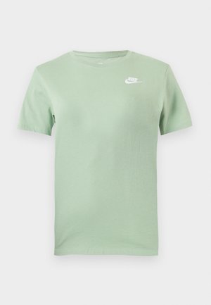 Ανοιχτό πράσινο κοντομάνικο μπλουζάκι Nike με στρογγυλή λαιμόκοψη και λευκό λογότυπο Nike στο πάνω αριστερό μέρος του στήθους.