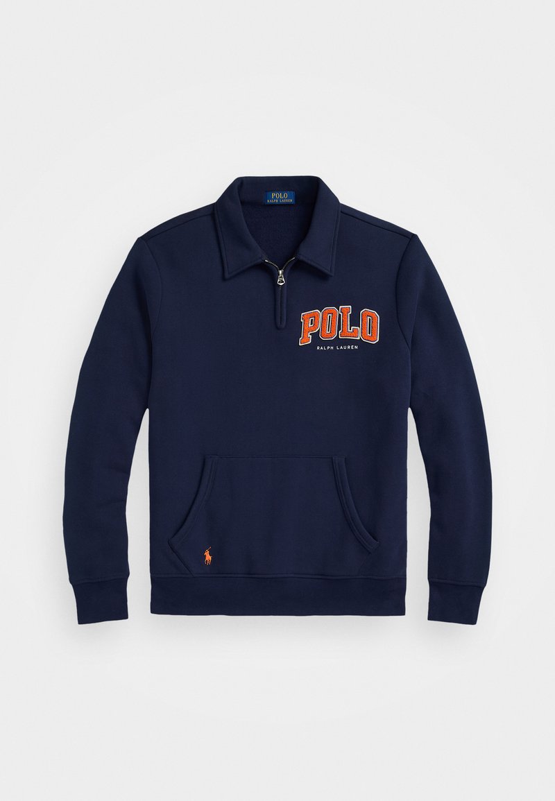 Sudadera azul marino con cuello de media cremallera, bolsillo frontal y logo bordado "POLO" en color naranja. Presenta un pequeño emblema de poni naranja.