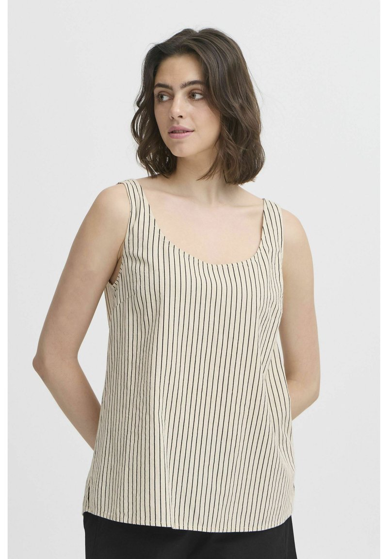 Top sans manches en beige avec des rayures noires verticales. Il présente un décolleté arrondi et une coupe lâche, fabriqué en tissu léger.