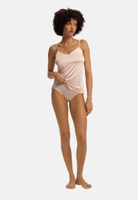 Ljust rosa satin cami med tunna axelband, med v-ringad hals och delikat spetsdetalj, kombinerad med matchande högmidjade underkläder.