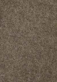 Tissu tissé marron avec une texture légèrement chinée, présentant un motif diagonal. Les fibres varient en nuances de brun et de gris.