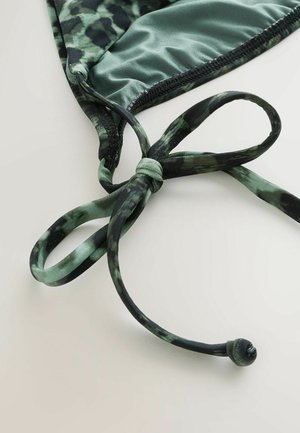 Grüner Leopardenmuster-Bikini-Oberteil-Träger mit Knoten und verstellbarem Knebelverschluss. Der Stoff hat eine glatte, glänzende Textur mit kontrastierenden schwarzen Akzenten.