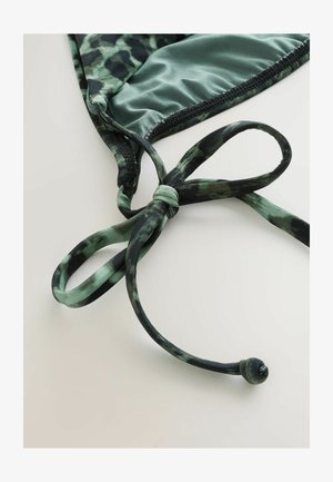 Grüner Leopardenmuster-Bikini-Oberteil-Träger mit Knoten und verstellbarem Knebelverschluss. Der Stoff hat eine glatte, glänzende Textur mit kontrastierenden schwarzen Akzenten.