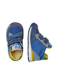 Blå sportskor med kardborreband, tillverkade av en blandning av mocka och textilmaterial, med detaljer i gult, grönt och rött.