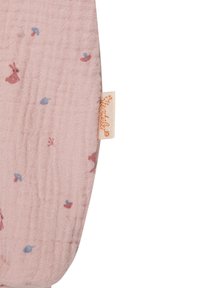 Rosa Musselin-Stoff mit strukturierter Oberfläche, ausgestattet mit kleinen Hasen- und Blumenmustern in Blau und Rot, und einem Stoffetikett an der Seite.