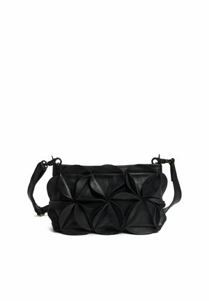 Petit sac à main en cuir noir avec bandoulière réglable et motifs circulaires pliés décoratifs sur le devant.