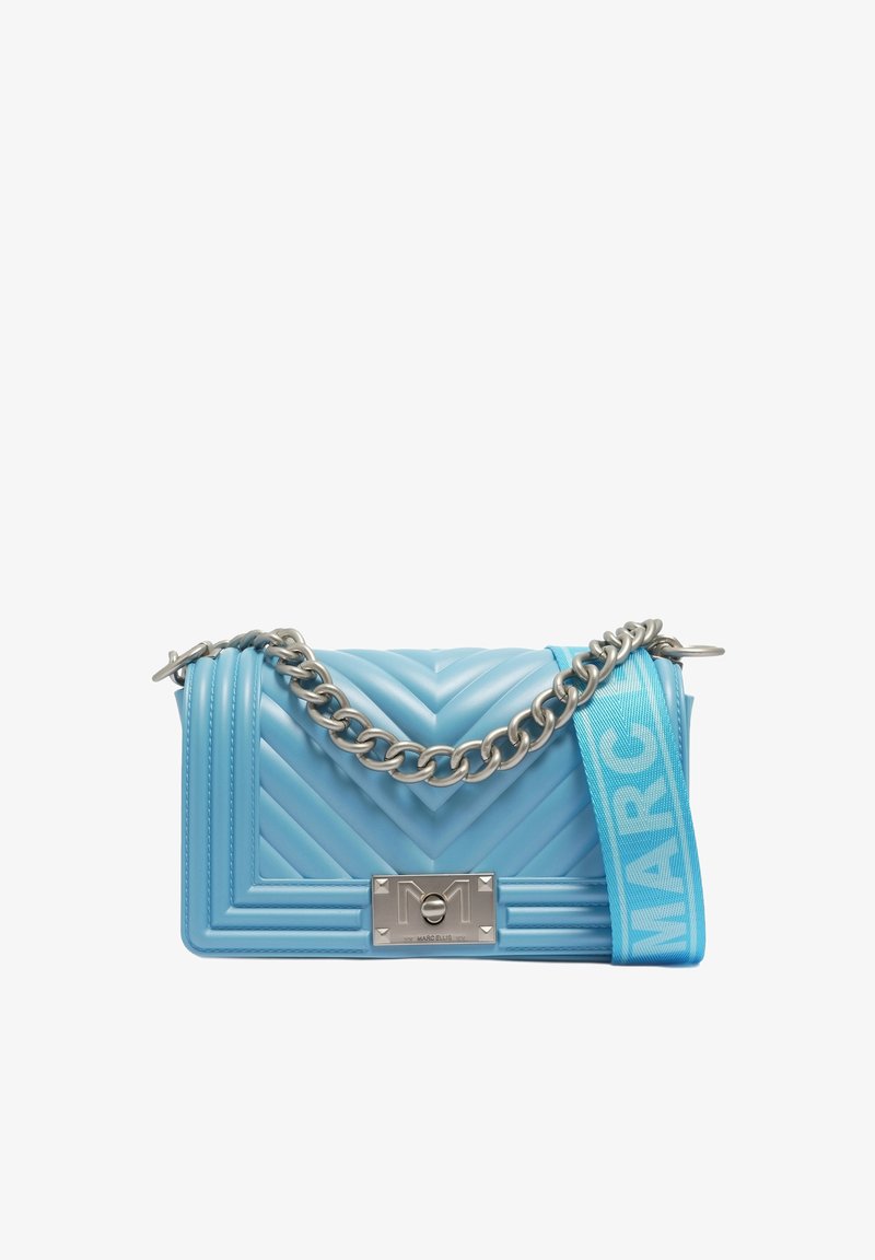 Blaue gesteppte Handtasche mit einem silbernen Kettenriemen, rechteckiger Form und strukturiertem Muster. Verfügt über ein metallisches Logo und einen blauen Riemen mit Text.
