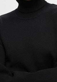 Zwarte coltrui met geribde kraag en manchetten, gemaakt van zacht gebreide stof. Heeft een losse pasvorm en een gladde textuur.