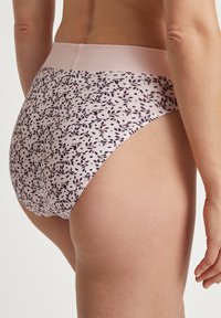 Hoge taille damesonderbroek van zacht materiaal, met een lichtroze basis en een donker bloemmotief, en een gladde tailleband.