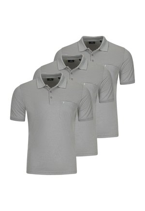 Drie lichtgrijze polo's met korte mouwen, kraag en knopen, elk met een borstzak, overlappend weergegeven op een witte achtergrond.