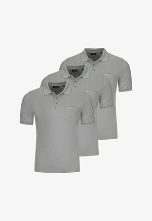 Drei hellgraue Poloshirts mit kurzen Ärmeln, Kragen und Knöpfen, jeweils mit einer Brusttasche, überlappend auf weißem Hintergrund dargestellt.