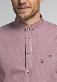 Rood-wit geblokt overhemd met een bandkraag, knopen en een klein borstzakje met een hertlogo en contrasterende stiksels.