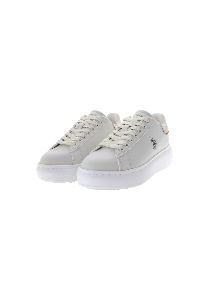 Baskets synthétiques blanches avec une finition lisse, bout rond et lacets. Elles présentent un logo de marque discret et une semelle blanche rembourrée.