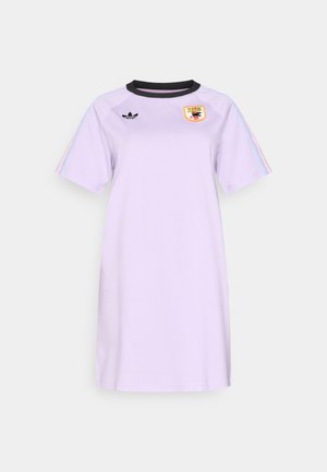 Lila Baumwoll-T-Shirt-Kleid mit schwarzem Halsausschnitt, kurzen Ärmeln und mehrfarbigen Streifen auf den Schultern; verfügt über ein Emblem auf der Brust.