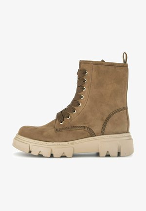 Stivali alla caviglia in suede marrone con punta rotonda, design con lacci, suola beige robusta e linguetta laterale per aiutare a indossarli. Presentano occhielli dorati e dettagli di cucitura.