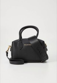 Fekete, texturált bőr kézitáska dupla fogantyúval és levehető, széles vállpánttal, amelyen aranyszínű „VALENTINO” dombornyomás található.