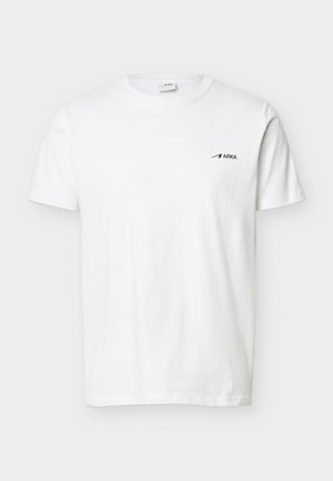 T-shirt branca de algodão de manga curta com gola redonda e logótipo ARKK impresso a preto no lado esquerdo do peito.