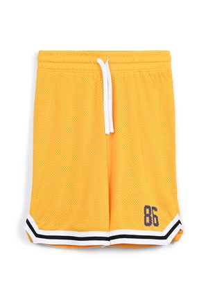 Pantaloni da basket in rete gialla con coulisse bianca, orlo a strisce bianche e nere, e numero "86" ricamato in blu navy sul lato sinistro.