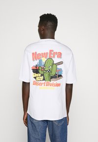 New Era GRAPHIC TEE - Camiseta estampada - white