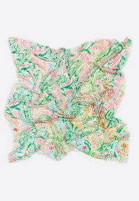 Bloemige sjaal van lichtgewicht stof, met een levendig patroon van roze, groene en oranje bloemen op een crèmekleurige achtergrond en franjes.