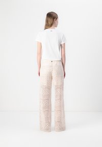 TWINSET TROUSERS - Pantalon classique - almond beige