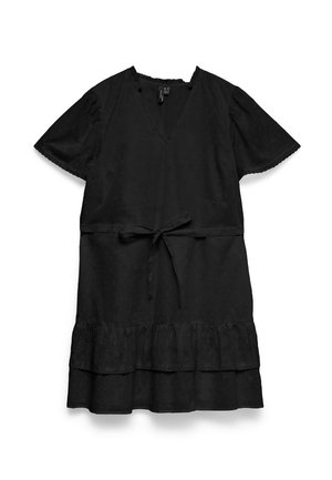 Μαύρο φόρεμα με κοντά μανίκια, V-λαιμόκοψη, ζώνη στη μέση, υφασμάτινη υφή και στρωτό βολάν στο τελείωμα, τοποθετημένο επίπεδα σε λευκό φόντο.